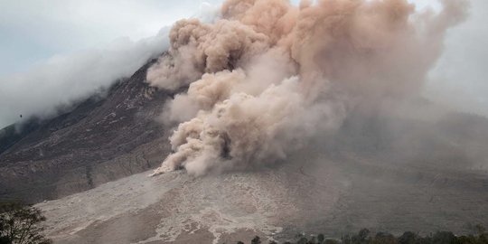 Gunung Sinabung Erupsi, Lontarkan Debu Setinggi 2,5 Km