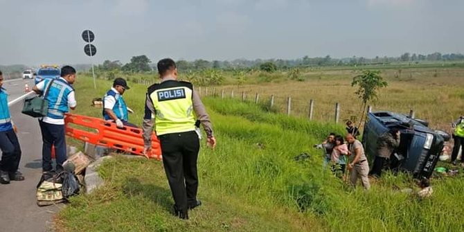 Mobil Pemudik asal Jakarta Tujuan Madura Terguling, 7 Orang Luka-luka