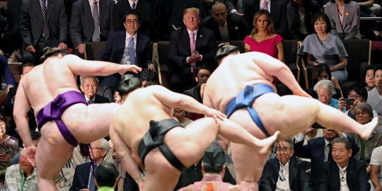 Reaksi Donald Trump Saat Tonton Turnamen Sumo Bareng PM Jepang