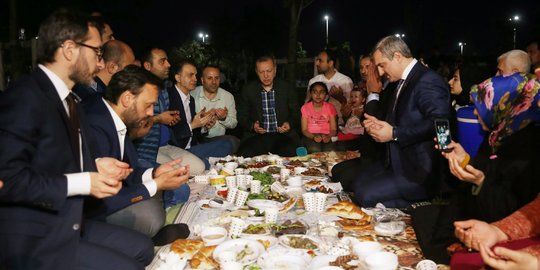 Kehangatan Presiden Erdogan Buka Puasa Bersama Warga di Taman