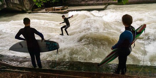 Serunya Berselancar di Kanal Eisbach