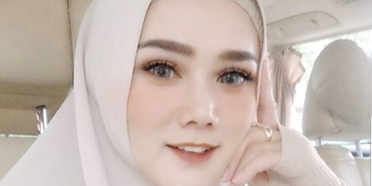 Bersama Umi Pipik, Mulan Jameela Bagi-Bagi Makan Sahur untuk Pengemis