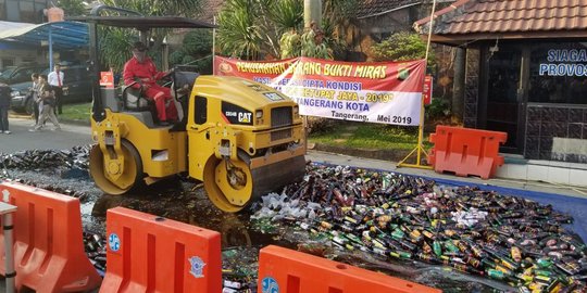 Temuan Ribuan Botol Miras di Tangerang Dimusnahkan