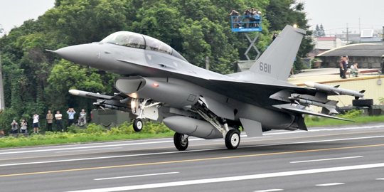 Latihan Militer, Jet Tempur Taiwan Mendarat di Jalan Raya