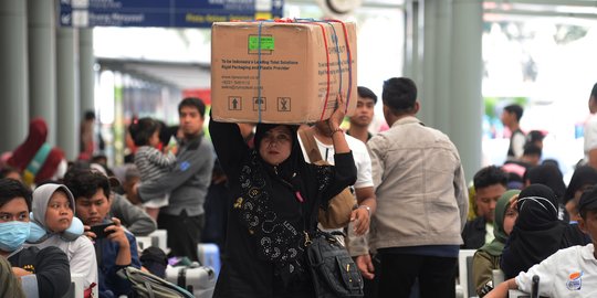 H-7 Lebaran, Pemudik Padati Stasiun Pasar Senen