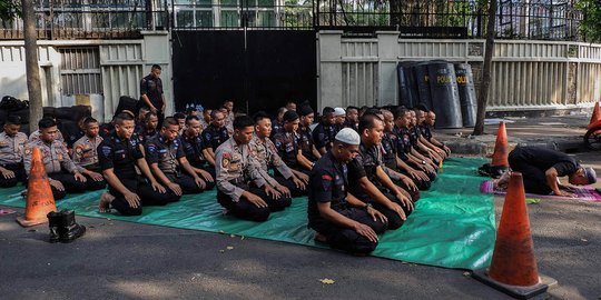 Melihat Pasukan Brimob Tunaikan Ibadah Solat di Tengah Pengamanan