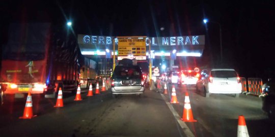 H-7 Lebaran, Kendaraan Pemudik Mengular di Gerbang Tol Merak