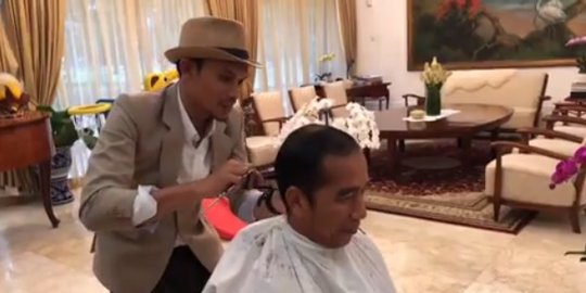 Jelang Lebaran, Jokowi Cukur Rambut di Istana Bogor