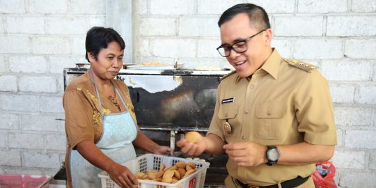 Bupati Banyuwangi: Sambut Lebaran, Penuhi Meja Ruang Tamu dengan Kue UMKM