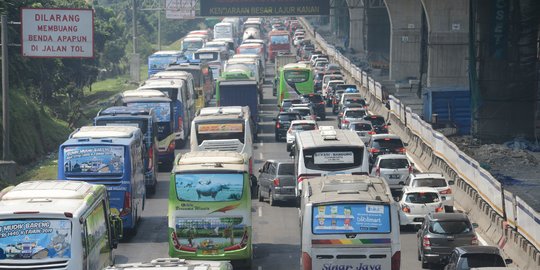 H-6 Lebaran, Tol Cikarang Mulai Alami Kemacetan