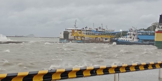 Motor Tersangkut Tali Kapal Penyeberangan, Pemudik Tercebur ke Laut di Bakauheni