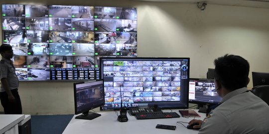 Melihat Ruang Monitor CCTV Terminal Pulogebang