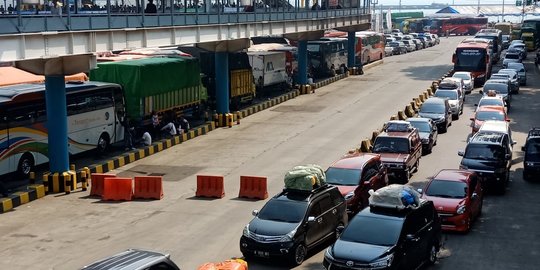 Kamis Sore, Antrean di Pelabuhan Merak 'Mengular'