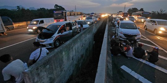 Pemudik Buka Puasa di Jalan Tol