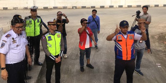 Polisi Cek Kesiapan Sopir & Bus di Terminal Pondok Cabe Angkut Pemudik