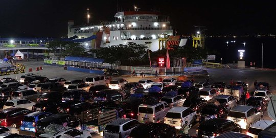 H-4 Lebaran, Kendaraan Pemudik Padati Pelabuhan Merak