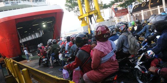 Pemudik Bersepeda Motor Penuhi Pelabuhan Merak