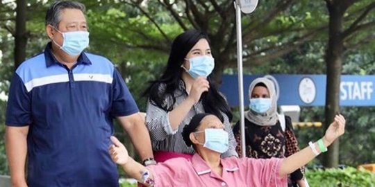 WNI Antre Melayat Ani Yudhoyono di KBRI Singapura