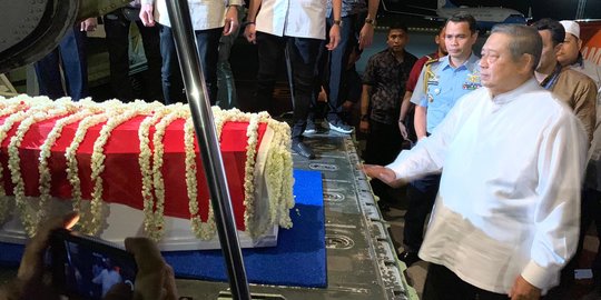 Presiden Jokowi Melayat Almarhumah Ani Yudhoyono di Cikeas