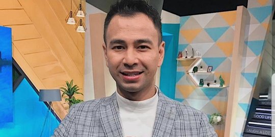 Raffi Ahmad Bagi-Bagi Uang untuk Pedagang Kaki Lima di Menteng