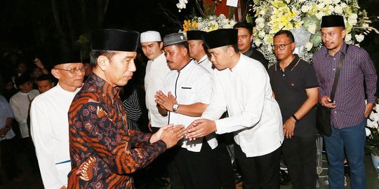 Presiden Jokowi Melayat Ani Yudhoyono di Cikeas
