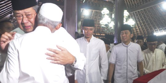 Tangis SBY, AHY, dan Ibas Warnai Persemayaman Ani Yudhoyono