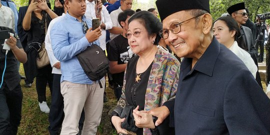 Bergandengan Tangan, Megawati dan BJ Habibie Saksikan Pemakaman Ani Yudhoyono