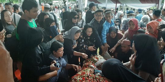 Warga Ikut Tabur Bunga di Makam Ani Yudhoyono