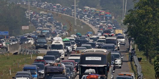 Pemudik Parkir di Bahu Tol Cipali, Antrean Kendaraan Mengular Hingga 7 Km