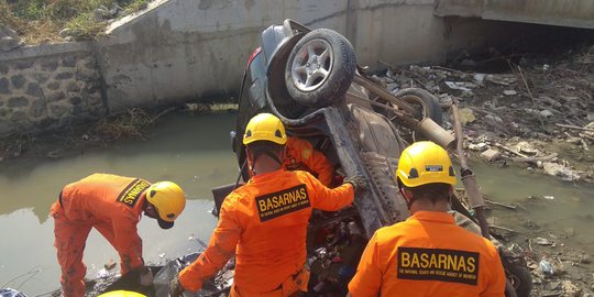 Masuk Sungai Pinggir Tol Trans Jawa Pemalang, Sopir Starlet Diduga Ngantuk