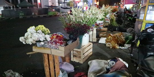 Jelang Lebaran, Penjual Bunga Dadakan Menjamur di Kota Garut