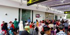 Ratusan Keluarga Tunggu Kedatangan TKI Malaysia di Bandara Banyuwangi