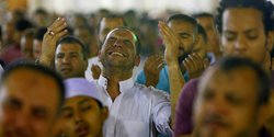 Kekhusyukan Muslim Mesir Berlomba Raih Kemuliaan Lailatul Qadar
