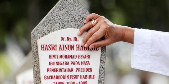 tokoh dan artis indonesia yang meninggal karena penyakit kanker