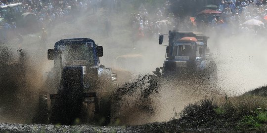 Uniknya Balapan Traktor di Rusia