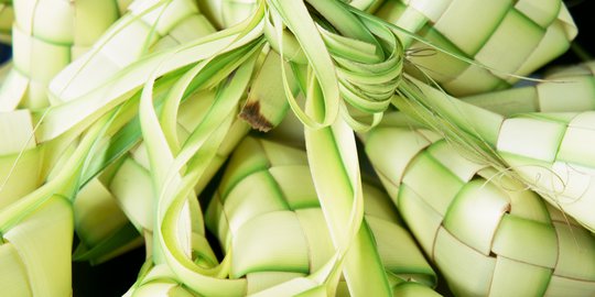 Berkah Lebaran, Pedagang Musiman Kulit Ketupat Raup Ratusan Ribu per Hari