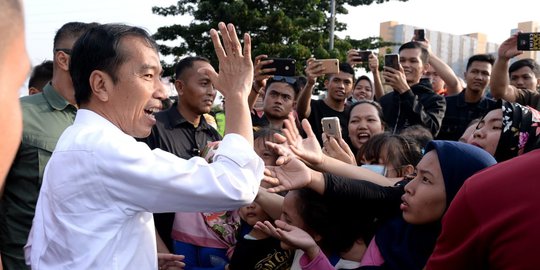 Jokowi Bagikan Ratusan Sembako di Tambora Jakarta