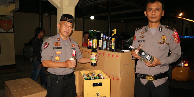 Malam Takbiran, Polisi Gerebek Gudang Miras Siap Edar di Garut