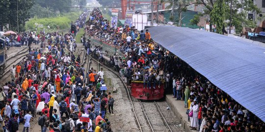 Kala Pemudik Sesaki Kereta di Bangladesh