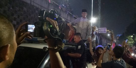 Naik Mobil Double Cabin, Anies Disambut Tabuh Bedug dan Gema Takbir Di Tanah Abang