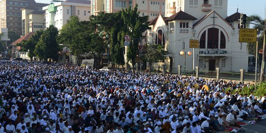 Ribuan Warga Salat Idul Fitri di Depan Gereja Jatinegara