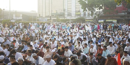 Laksanakan Salat Id, Warga Padati Persimpangan Pasar Senen