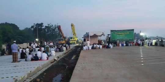 Warga Kampung Cilalulung Salat Id di Badan Tol Serpong-Cinere