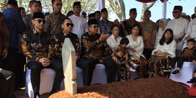 Kompak Berbatik Cokelat, SBY dan Keluarga Rayakan Lebaran di Makam Ani Yudhoyono