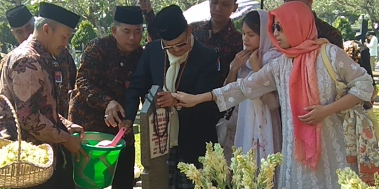 Kondisi Kurang Sehat Tak Urungkan Niat BJ Habibie Ziarah ke Makam Ainun