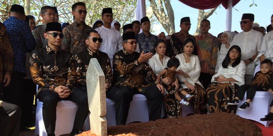 Batik Sawunggaling Peninggalan Terakhir Bu Ani untuk Seragam Lebaran Keluarga SBY