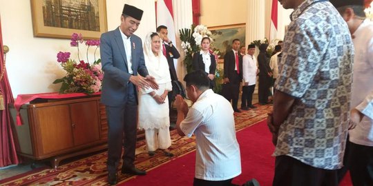 Bak Bertemu Raja, Warga Peserta Open House Bersimpuh di Hadapan Jokowi