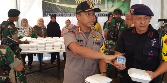 Dukung TNI-Polri, Ormas Islam Berbagi Opor dan Ketupat Sayur di Monas