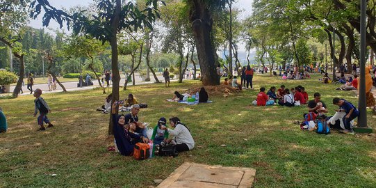 Lebaran Hari Kedua, Monas Ramai Diserbu Warga