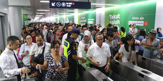 Antusiasme Warga Manfaatkan Libur Lebaran dengan Naik MRT
